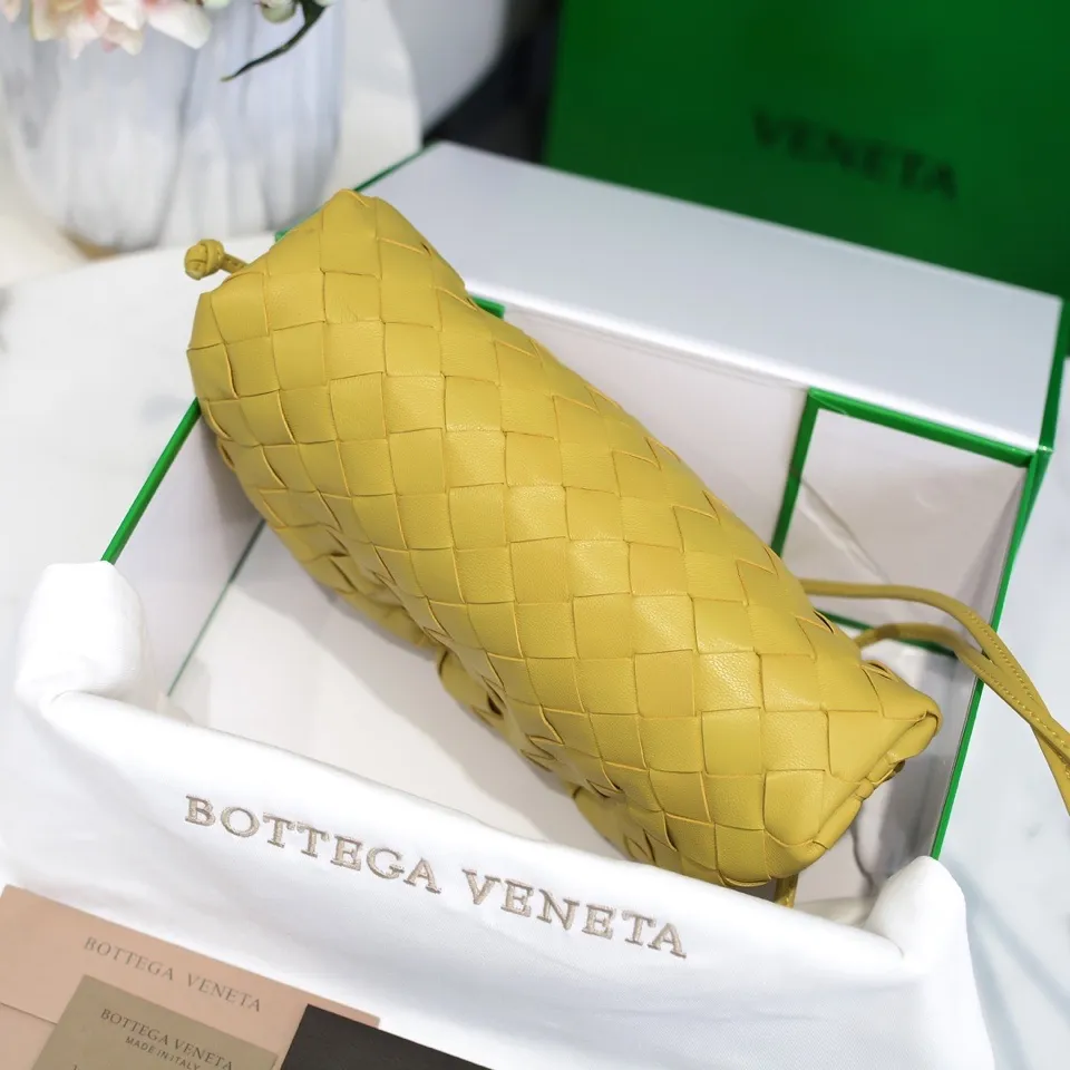Batch 1260 large grid weaving The pouch cloud bag is the first series designed by former Celine designer Daniel Lee after joining BV. The upper body is extremely ecstatic ~ fashionable and classy ~ elegant and concise, lazy and intellectual size: 23*13*8 [Little Cloud Rough Weave#]